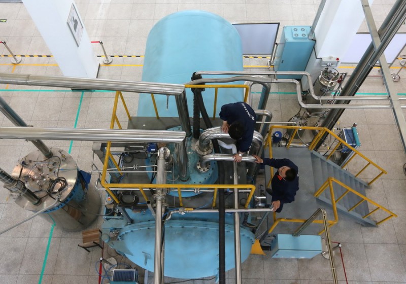 4月29日，工作人员在检测10kW20K卧式高真空绝热冷箱。新华社记者 殷刚 摄