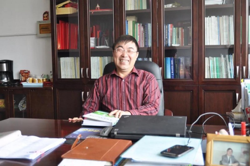 图为天大精馏技术中心学科带头人李鑫钢教授