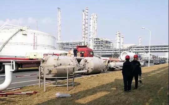 图为天大精馏中心油气回收撬装装置运抵现场,原有油气回收装置拆除情景