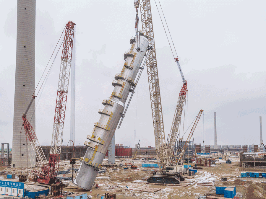 1月8日，C3／IC4混合脱氢区域脱丙烷塔现场吊装。