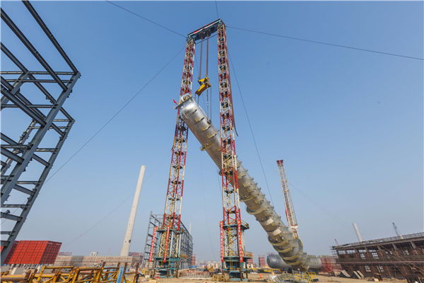 2月23日，C3／IC4脱氢装置2#C3产品分离塔吊装完成。