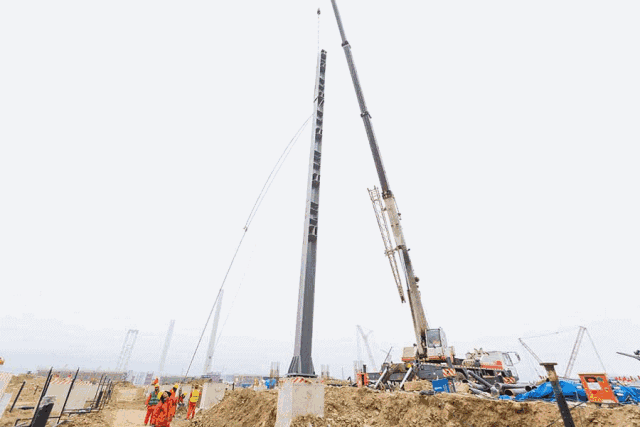 3月3日，炼油部渣油加氢装置主管廊钢结构开始安装施工。