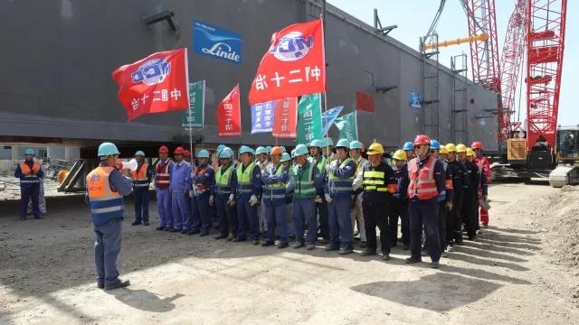 第一套主冷箱长7.8米，宽7.5米，高60米，净重480吨吊装过程