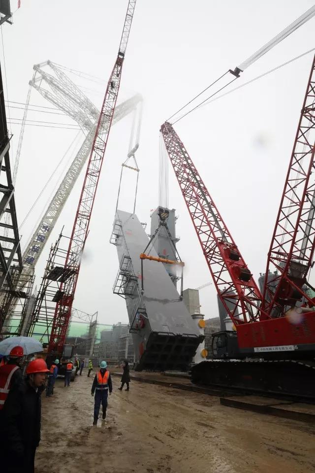 第二套氩冷箱长7.1米，宽6米，高59米，净重345吨吊装过程