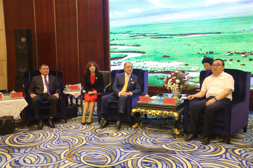 会见自治区党委常委、呼和浩特市委书记云光中