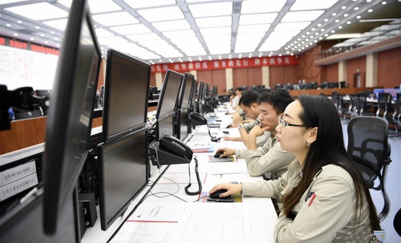 工作人员在神华宁煤集团400万吨煤炭间接液化示范项目中控室监控生产数据_副本