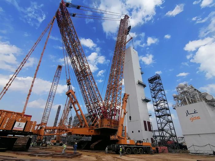 四建公司员工正在沙特朱拜勒空分项目进行196吨氩气箱大件设备吊装