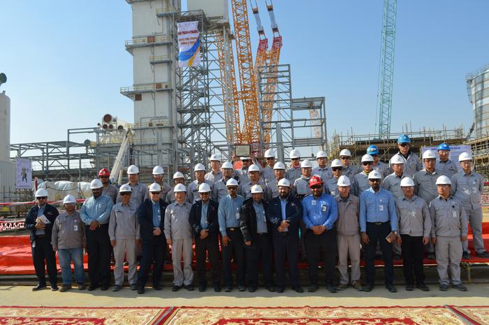 四建公司员工正在沙特朱拜勒空分项目进行196吨氩气箱大件设备吊装,得到业主SABIC的高度好评
