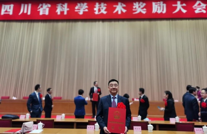 陈健总经理作为获奖代表接受四川省领导颁奖
