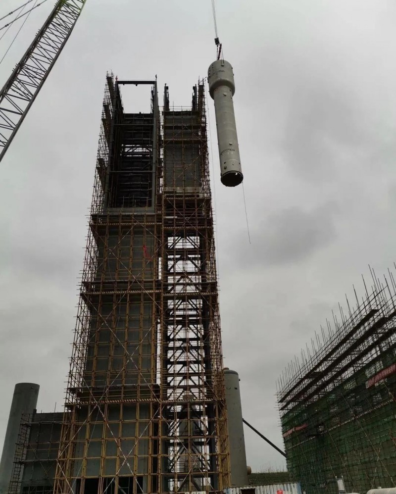 榆能化学空分装置粗氩塔吊装就位