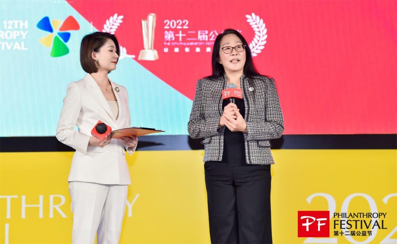 空气产品公司中国区副总裁冯燕在颁奖仪式在颁奖仪式上分享公司在可持续发展上的长期承诺和切实行动[1]